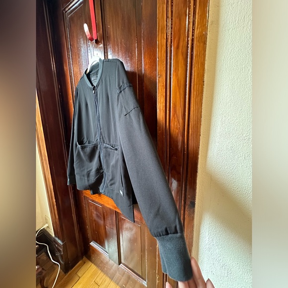 FIGS Bellery Jacket Black - Picture 5 of 9